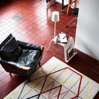 Pruhovaný koberec na keramické podlaze