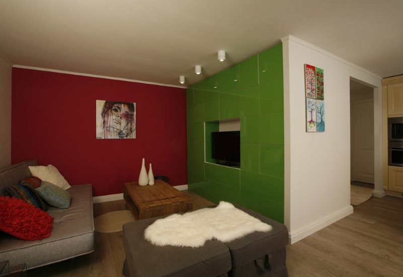 Червено-зелена комбинация от цветове в интериора на хола
