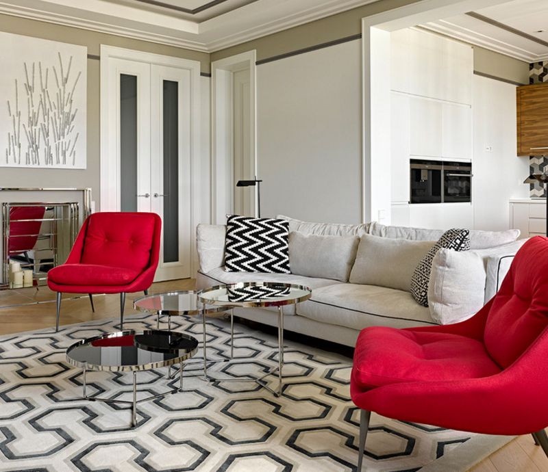 Két piros szék a szőnyegen, geometrikus mintával