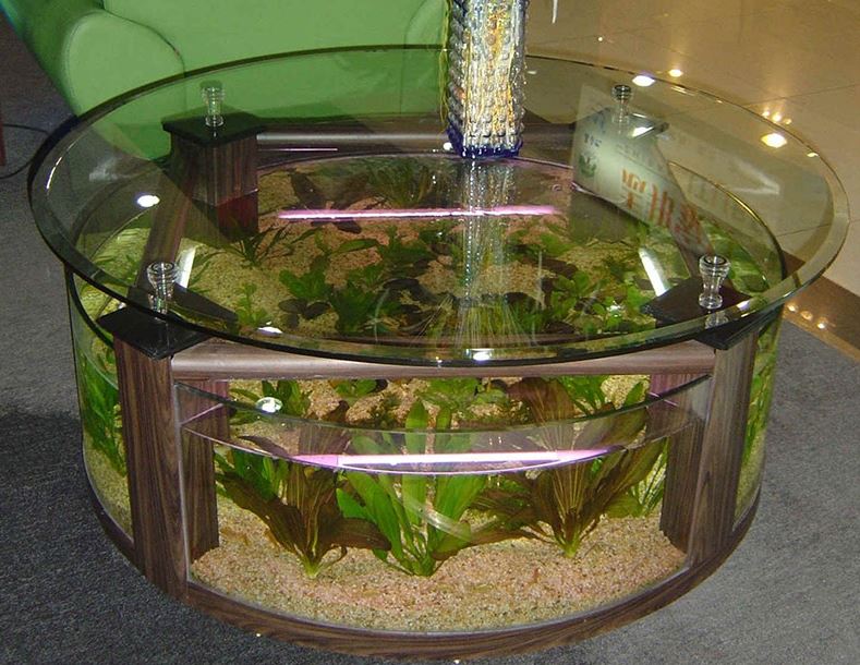 Skleněný konferenční stolek ve tvaru akvária