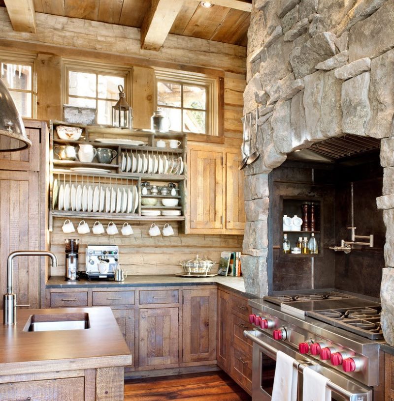 Bucătărie în stil rural cu garnituri de piatră