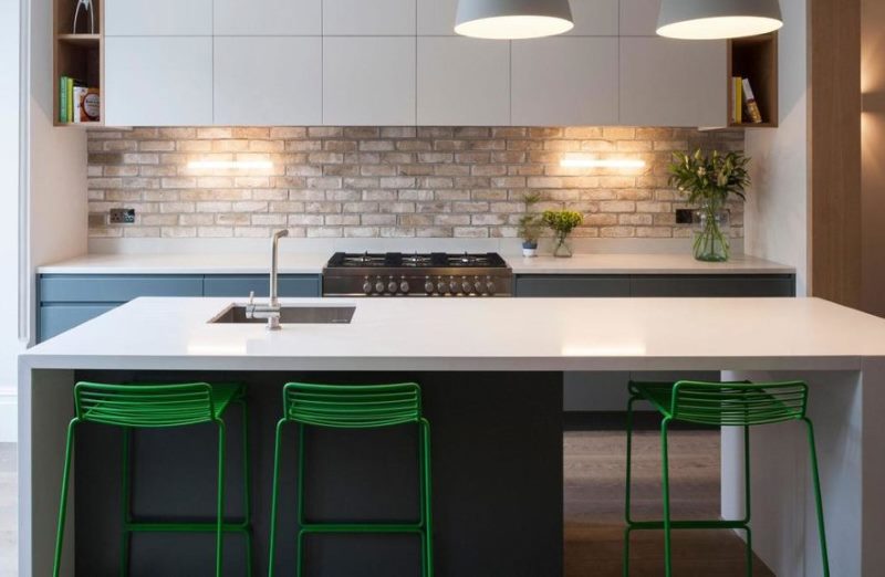 Șorț de cărămidă minimalist în bucătărie