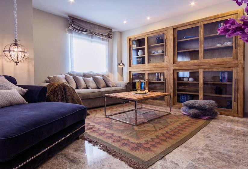 Dřevěný nábytek v interiéru španělského obývacího pokoje