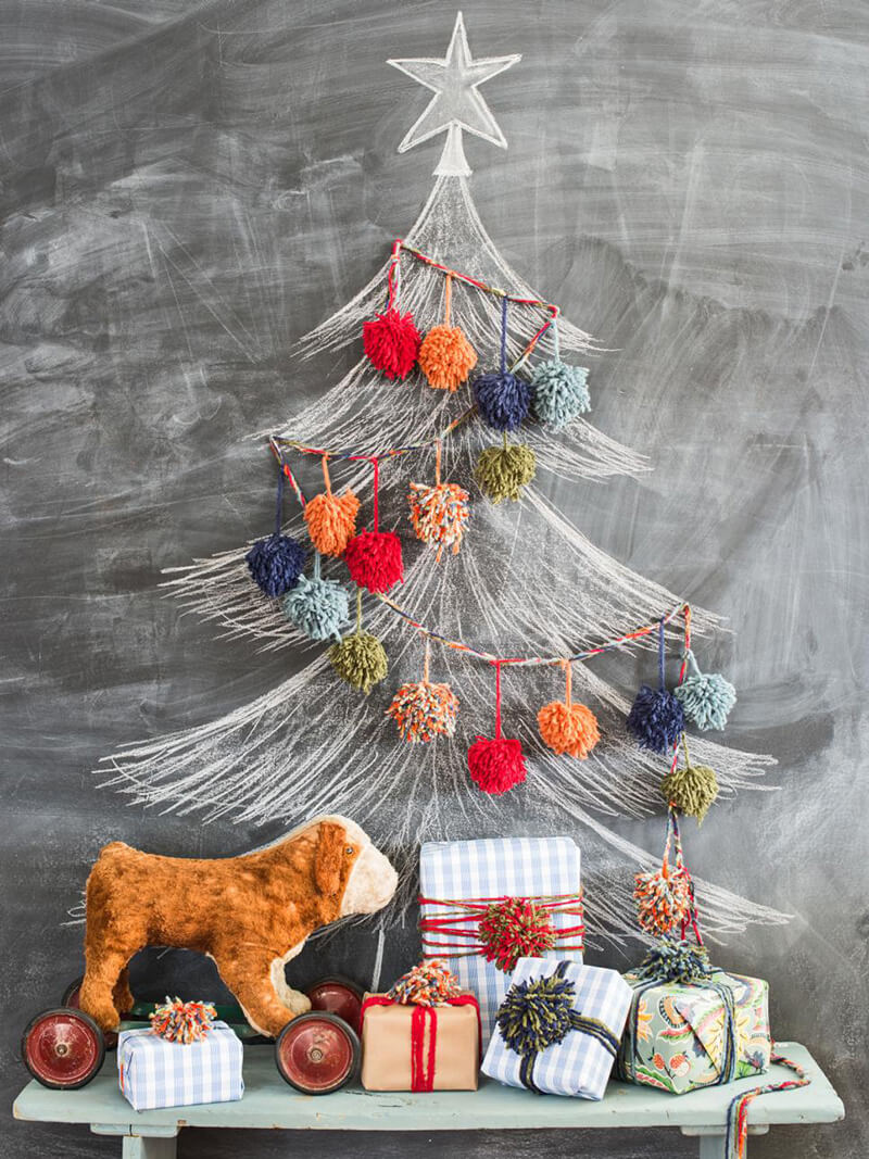 Nacrtano božićno drvce na zidu dječje sobe