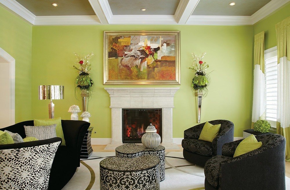 Perabot ruang tamu hitam dengan dinding hijau muda