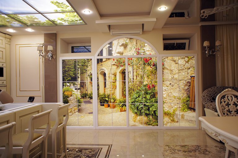 Finta finestra con una prospettiva all'interno di una piccola cucina-soggiorno