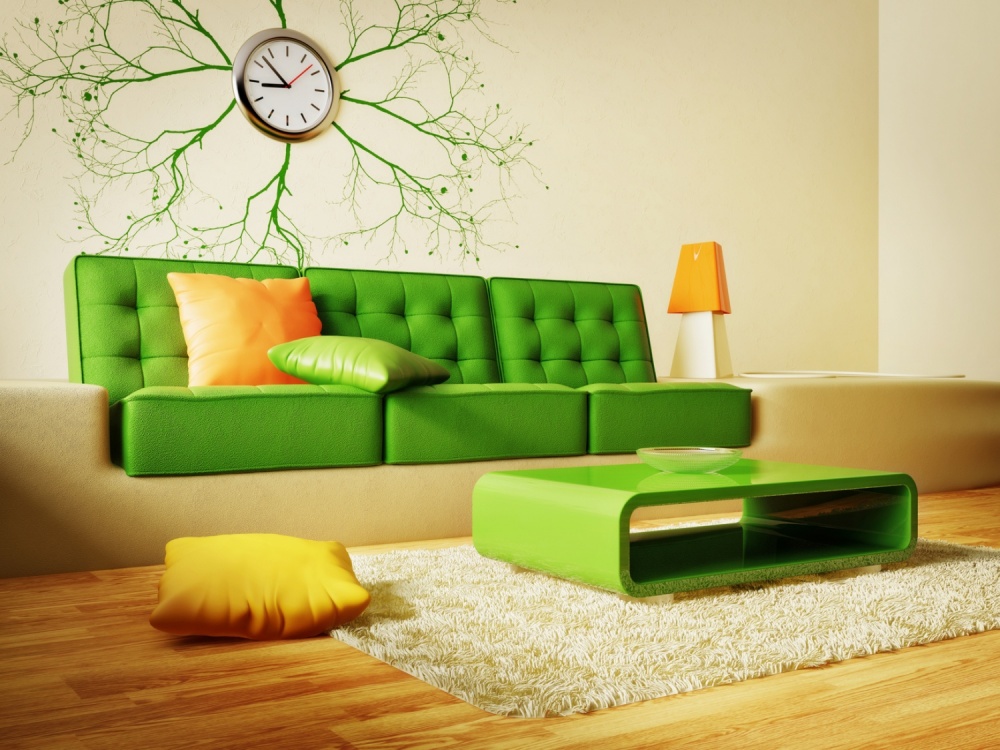 وسادة برتقالية اللون على أريكة خضراء
