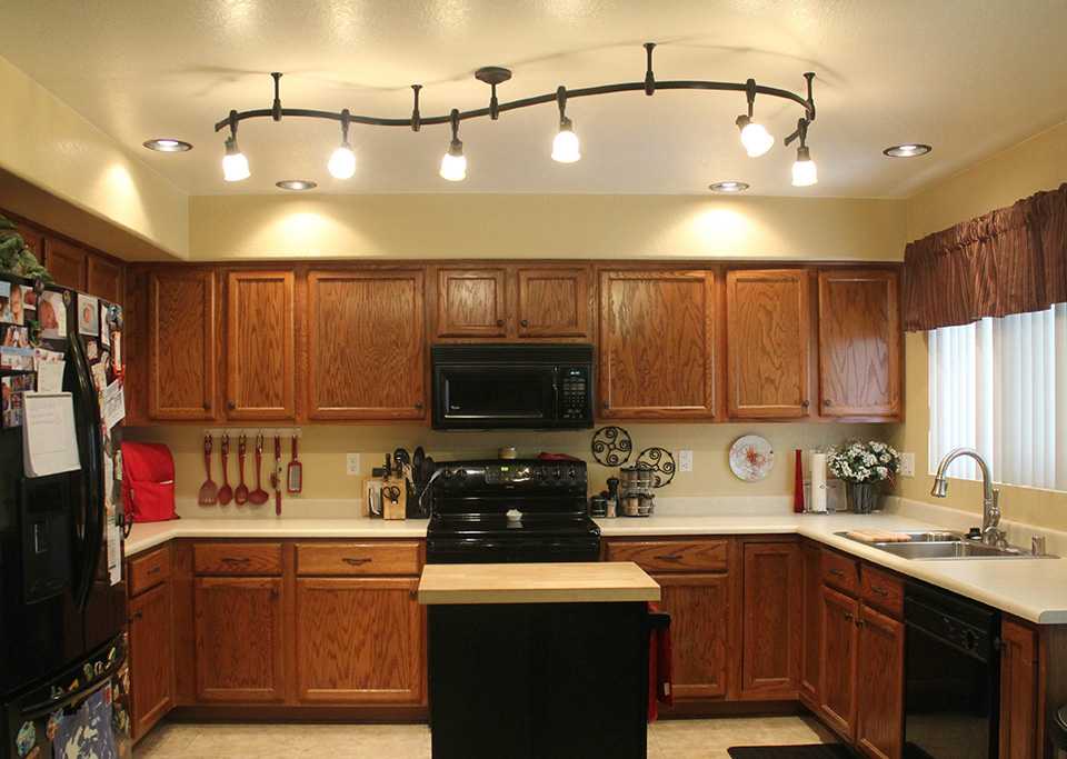 Virtuvės apšvietimas rudais fasadais