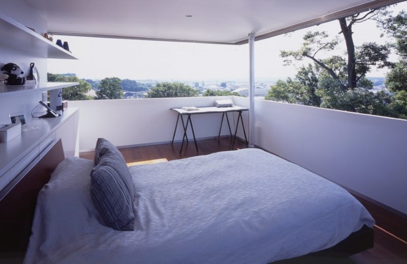 Imitatie van het raam in het ontwerp van de slaapkamer