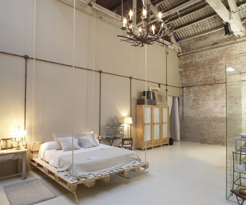 Dormitor loft spațios cu mobilier de casă