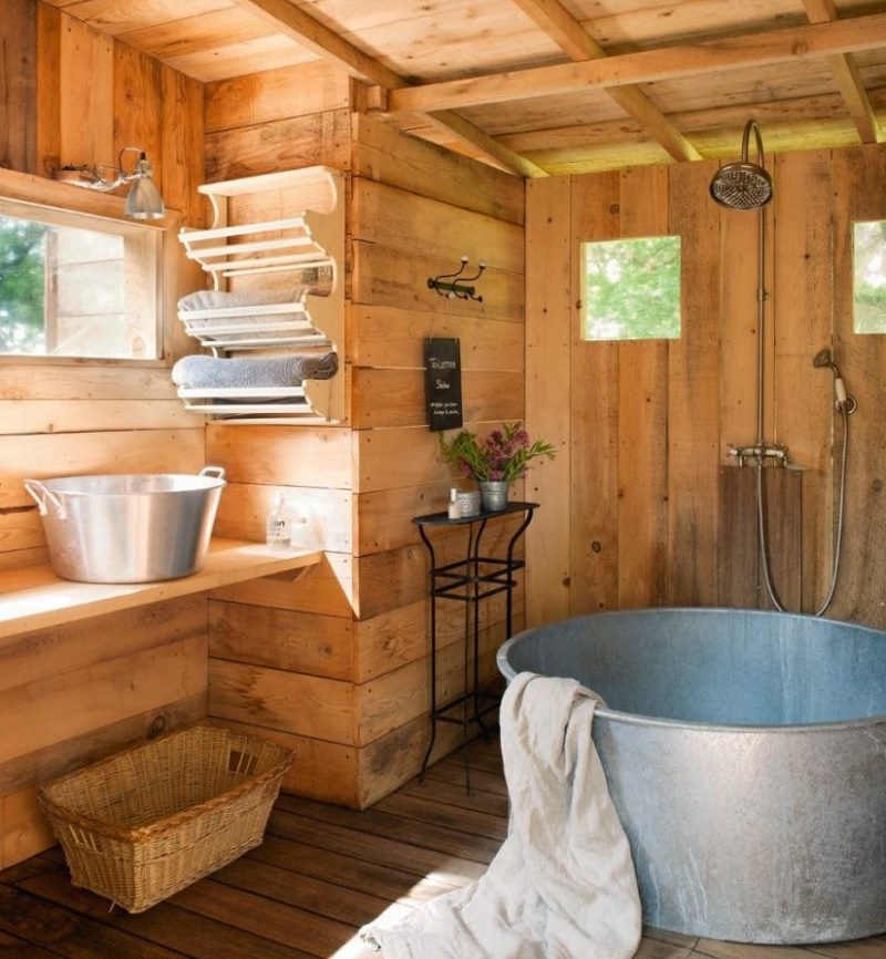 Рафт за кърпи за баня на дървена стена