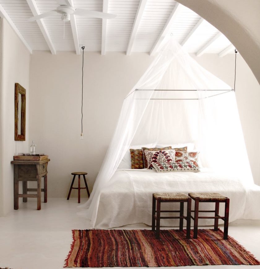 Gaišas guļamistabas interjers grieķu stilā