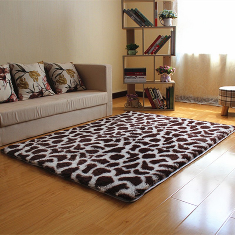 Silný tečkovaný koberec na laminátové podlaze
