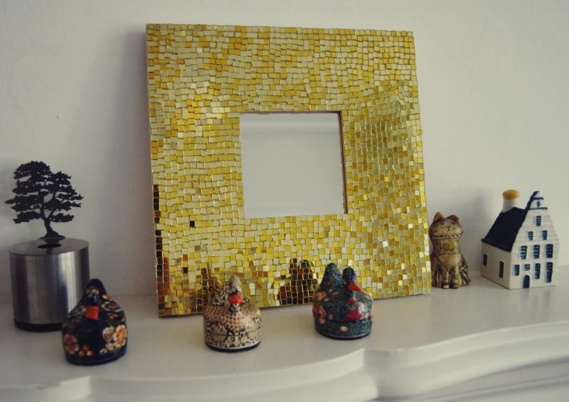 Cadru de mozaic DIY pentru o oglindă de masă
