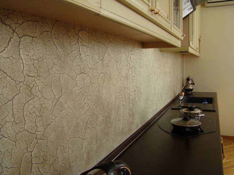 Șorț de piatră într-o bucătărie modernă