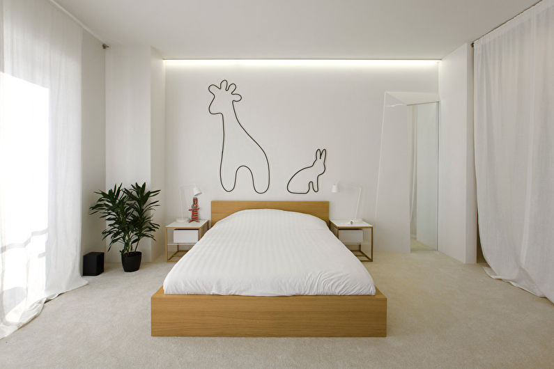 Obrysy zvířat na bílé zdi moderní ložnice