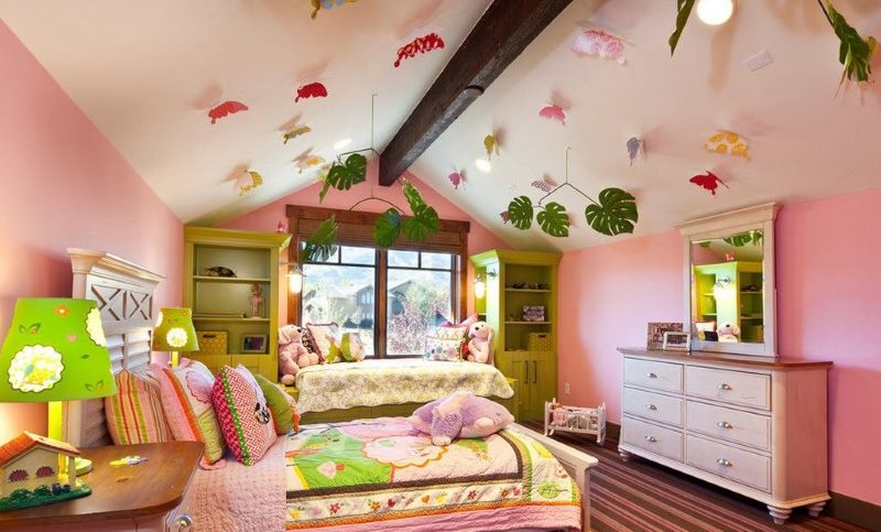 Interior nurseri merah jambu