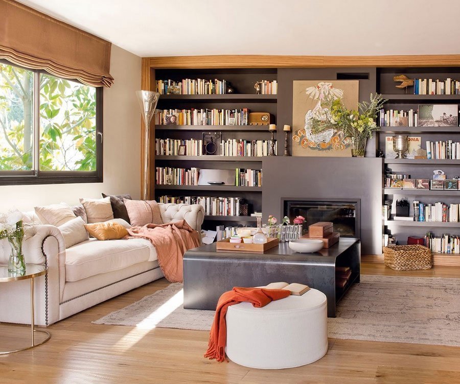 Šedé police s knihami v obývacím pokoji