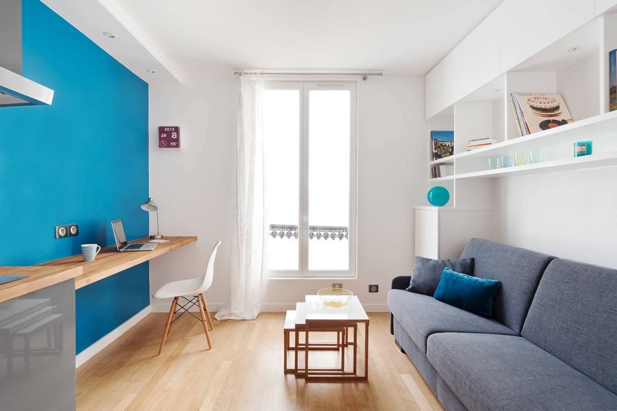 Modrá stěna v designu moderního obývacího pokoje
