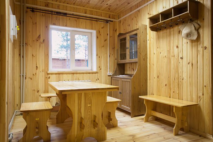 Inrichting van een ontspanningsruimte in een houten bad