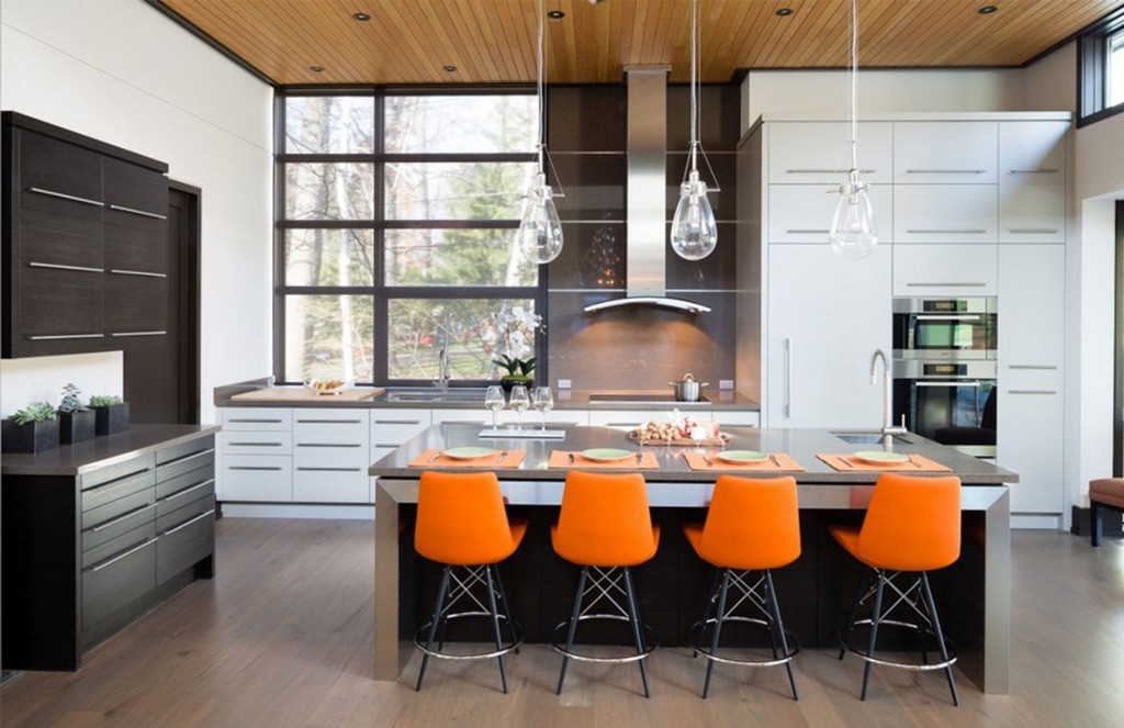 Oranje barkrukken in een moderne keuken