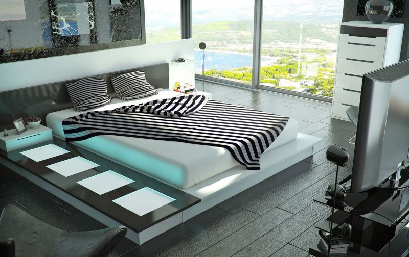 Fereastră panoramică de înaltă tehnologie în dormitor