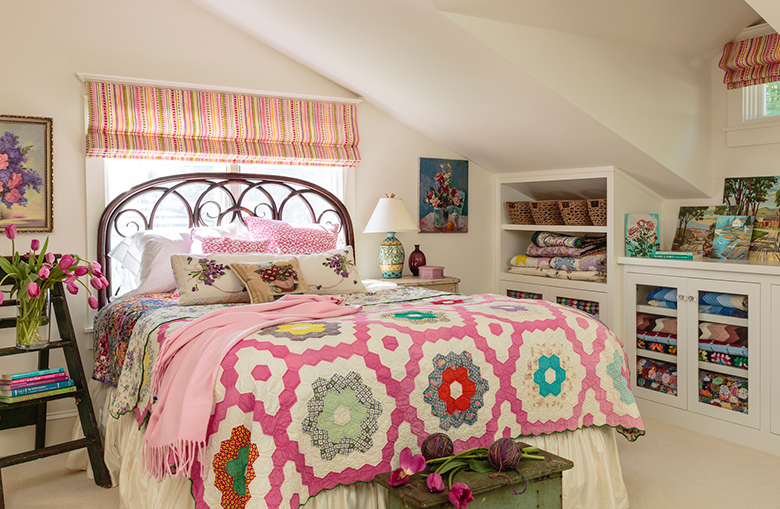Seprai yang berwarna-warni di atas katil loteng