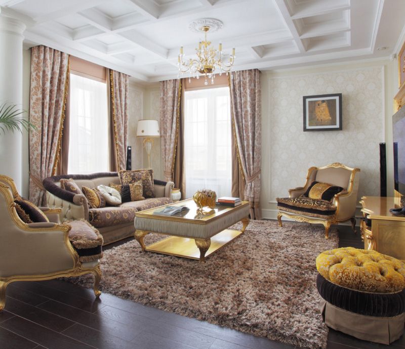 Kombinace záclon a koberců v interiéru obývacího pokoje