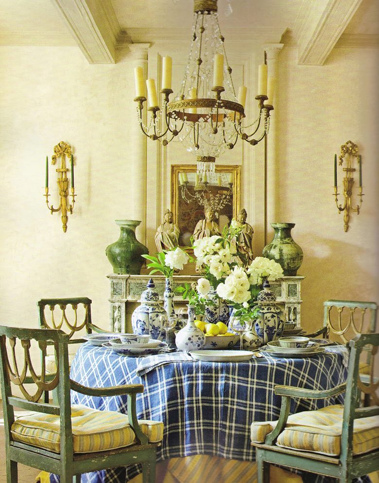 Masă de luat masa în fața șemineului din sufragerie