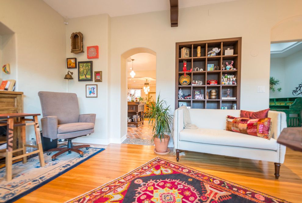 سجادة ملونة على أرضية خشبية لغرفة معيشة على الطراز الأسباني