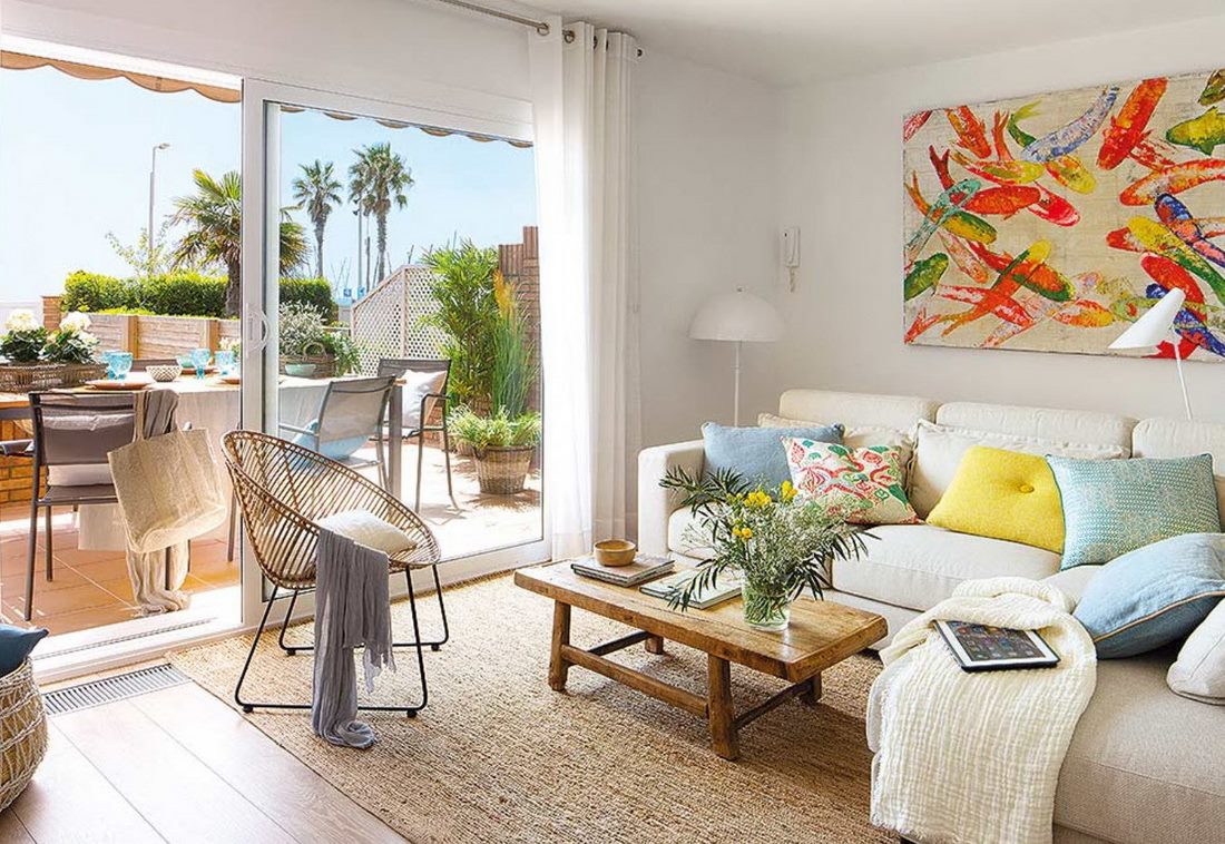 Panoramatické okno v obývacím pokoji ve španělském stylu