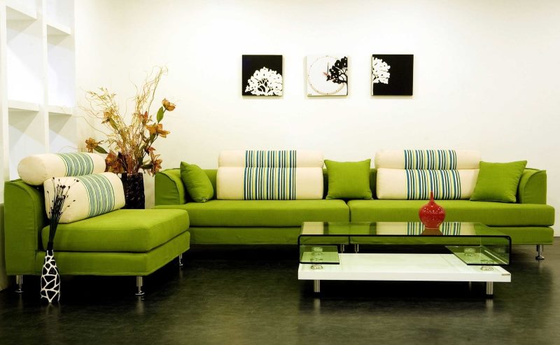 Ъглов диван със зелена тапицерия