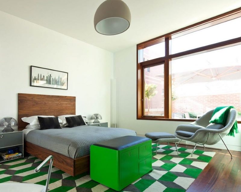 Interior dormitor luminos, cu accente verzi