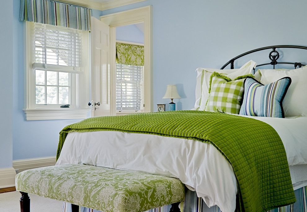 غطاء سرير أخضر في غرفة نوم مع جدران زرقاء