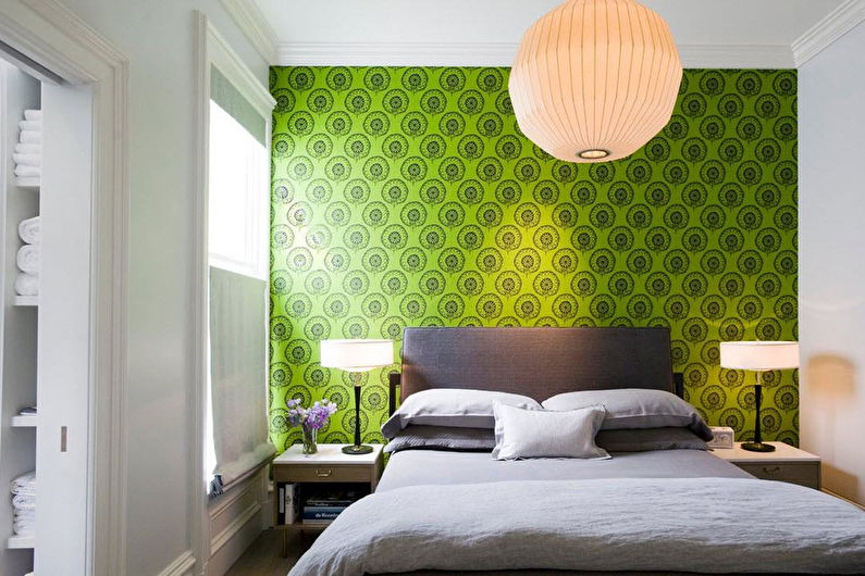 Žali tapetai ant modernaus miegamojo sienos