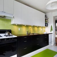 Светло зелена престилка в линейна кухня