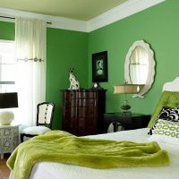Бял таван в спалня със зелени стени.