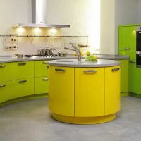 جزيرة المطبخ مع واجهات صفراء