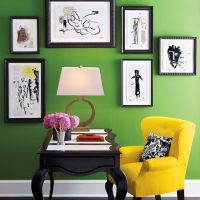 Kerusi berlengan kuning di latar belakang dinding hijau