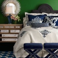 العثمانيين بجانب السرير مع المفروشات الزرقاء
