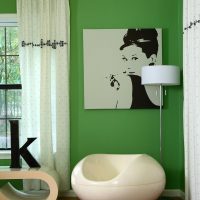 Langsir putih di dalam bilik dengan dinding hijau