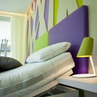 Виолетов цвят в комбинация със зелено в интериора на спалнята