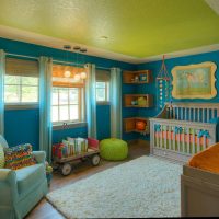 غرفة للأطفال مع جدران زرقاء