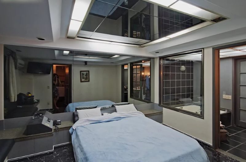 De slaapkamer van het jonge paar met een spiegelend plafond