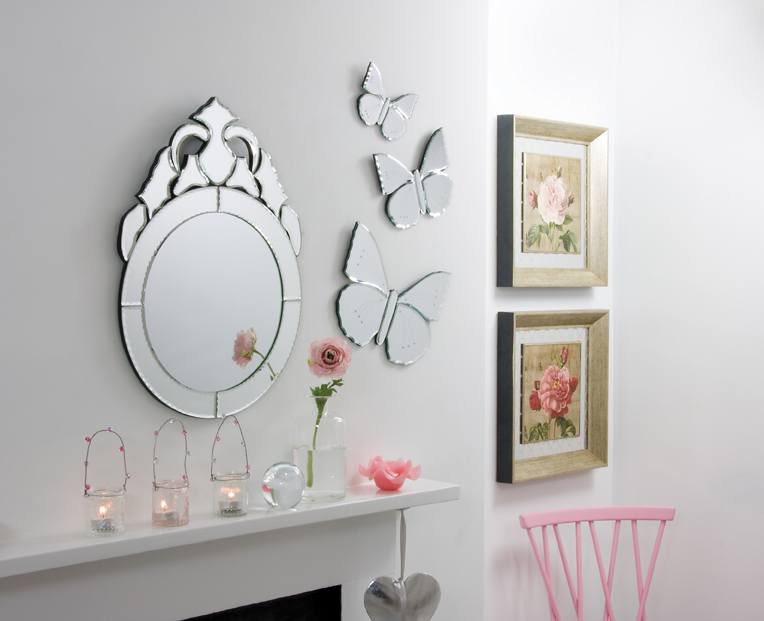 Spoguļa kompozīcija uz viesistabas sienas