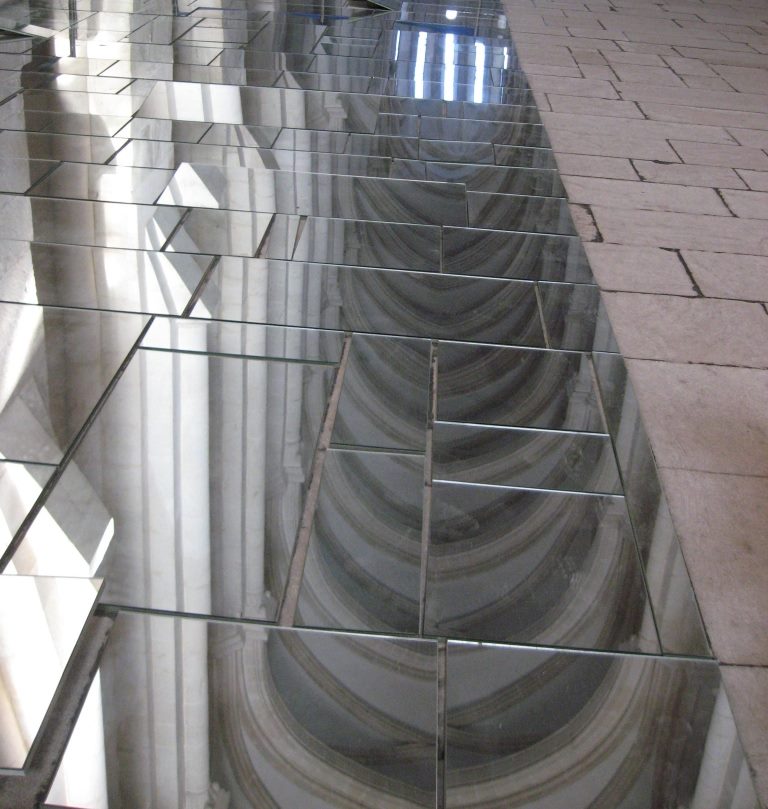 Placi de oglindă de pe podeaua holului unei case private
