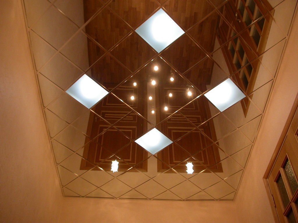Spiegelplafond in het interieur van een kleine gang