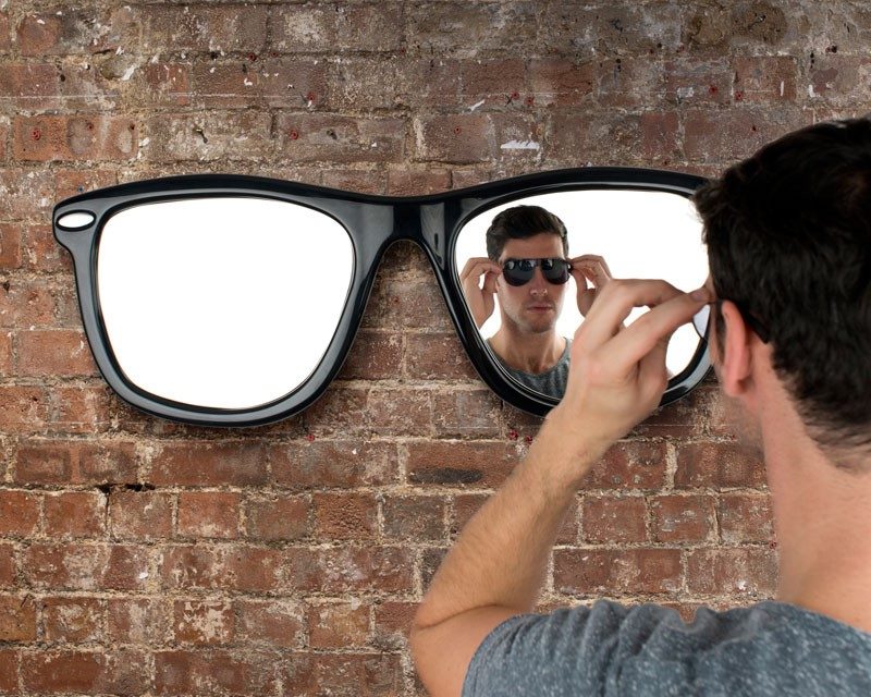 Ochelari cu oglinzi pe peretele camerei în stil mansardă