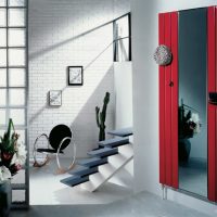 Oglindă în designul holului cu scări