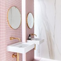 Vannas istabas interjers ar divām izlietnēm